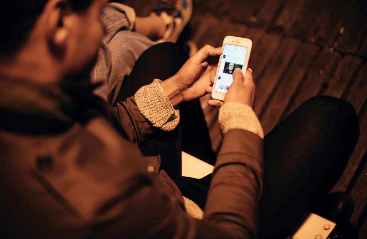 homem usando o celular e as redes sociais