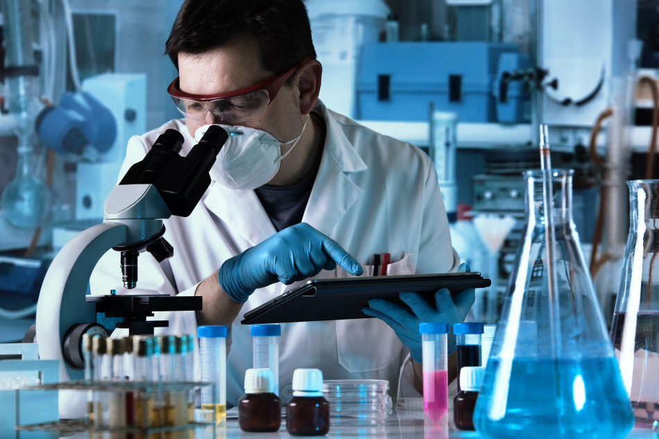 Biomédico fazendo análse