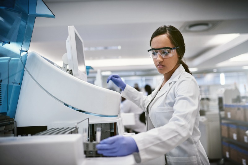 aluna-da-faculdade-de-farmácia-trabalhando-em-laboratorio