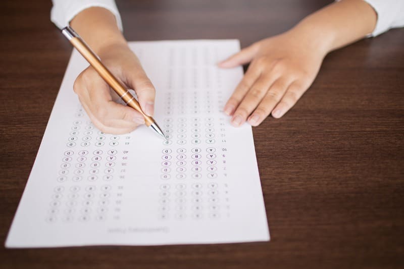estudante respondendo prova