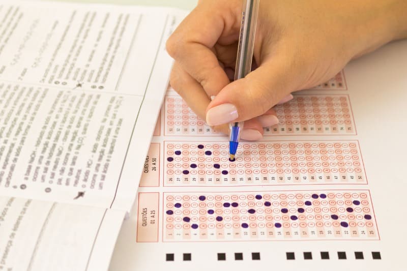 mão preenchendo gabarito de prova do enem para o prouni segundo semestre