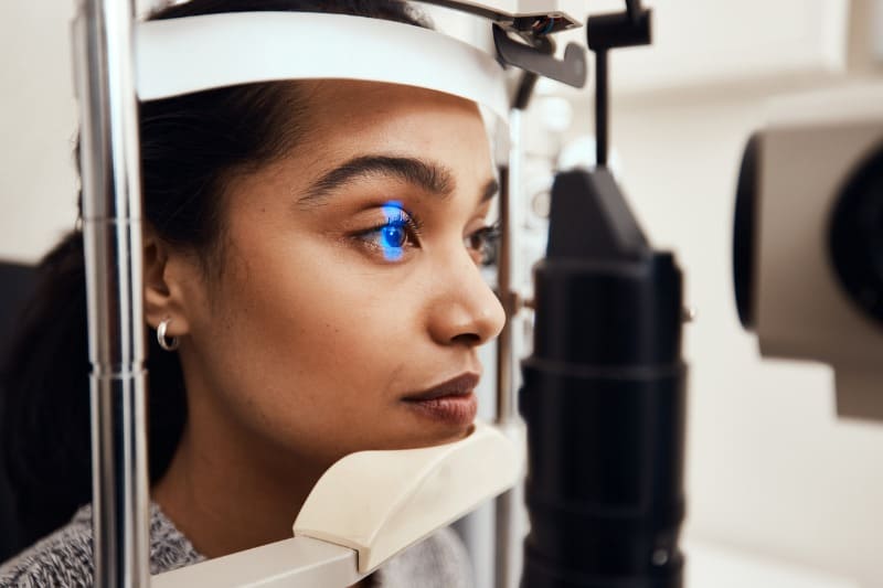 moça em consulta de oftalmologia durante aula da faculdade de medicina