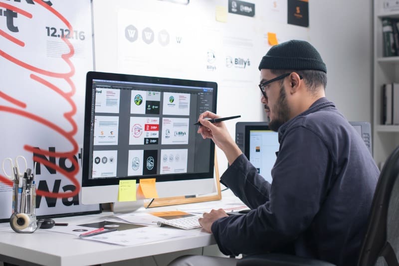 designer gráfico fazendo seu portfólio 