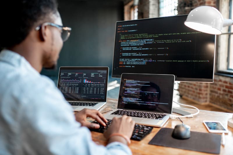 rapaz-formado-em-curso-de-sistemas-de-informacao-mexendo-em-computador