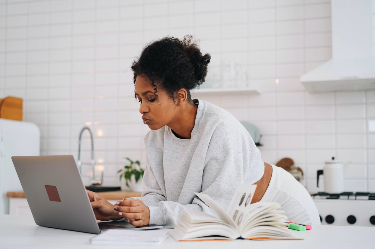 estudante-de-ead-otimizando-tempo-com-ensino-a-distancia