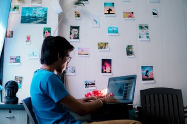 garoto estudando para o vestibular