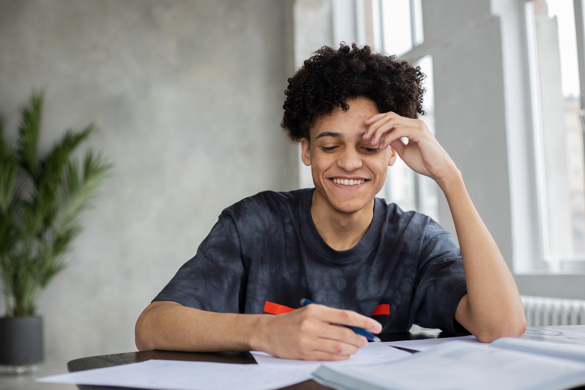 rapaz pesquisando sobre seguros estudantis