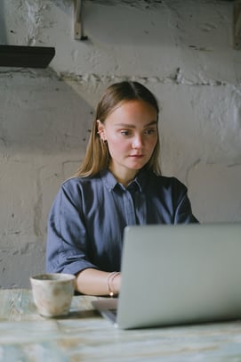 estudante fazendo teste vocacional