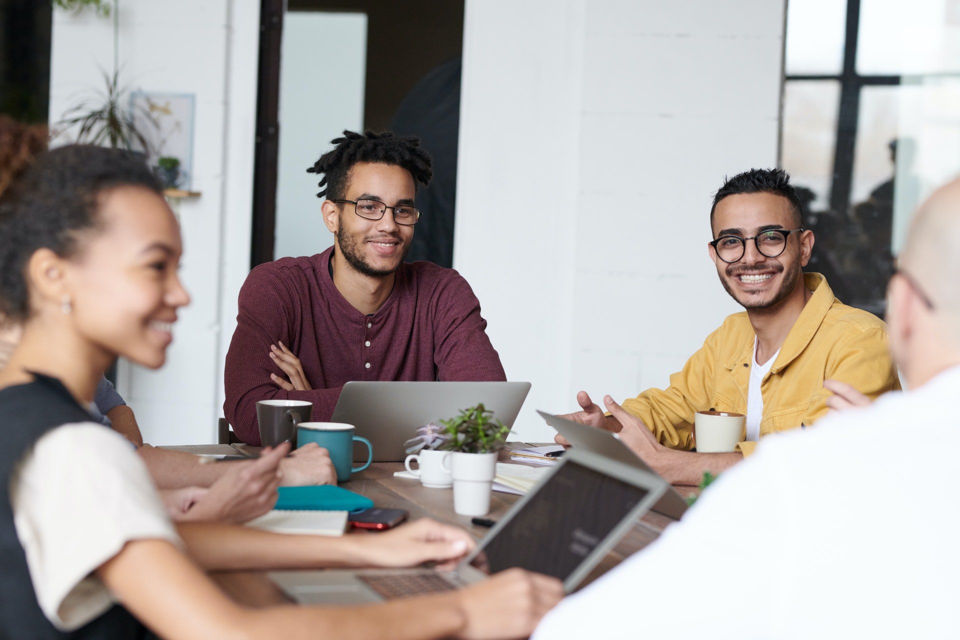 trabalhadores em grupo na empresa