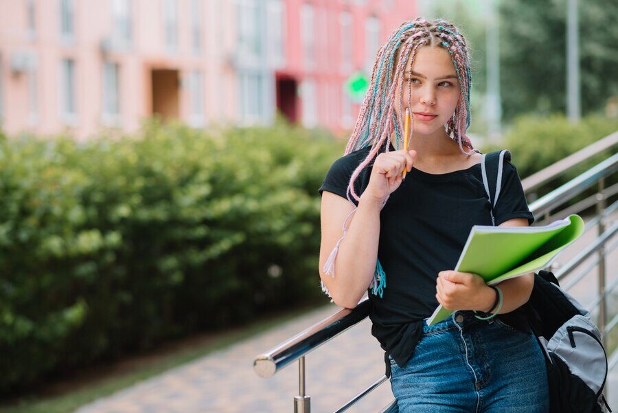 adolescente-com-livro-de-texto