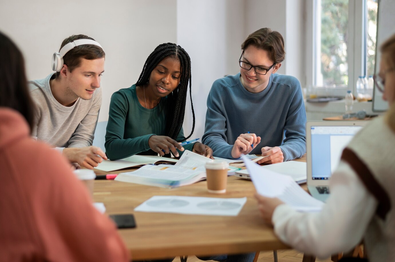 colegas-estudando-juntos-durante-o-estudo-em-grupo