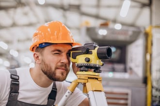 engenheiro-trabalhando-na-construcao-de-fabrica