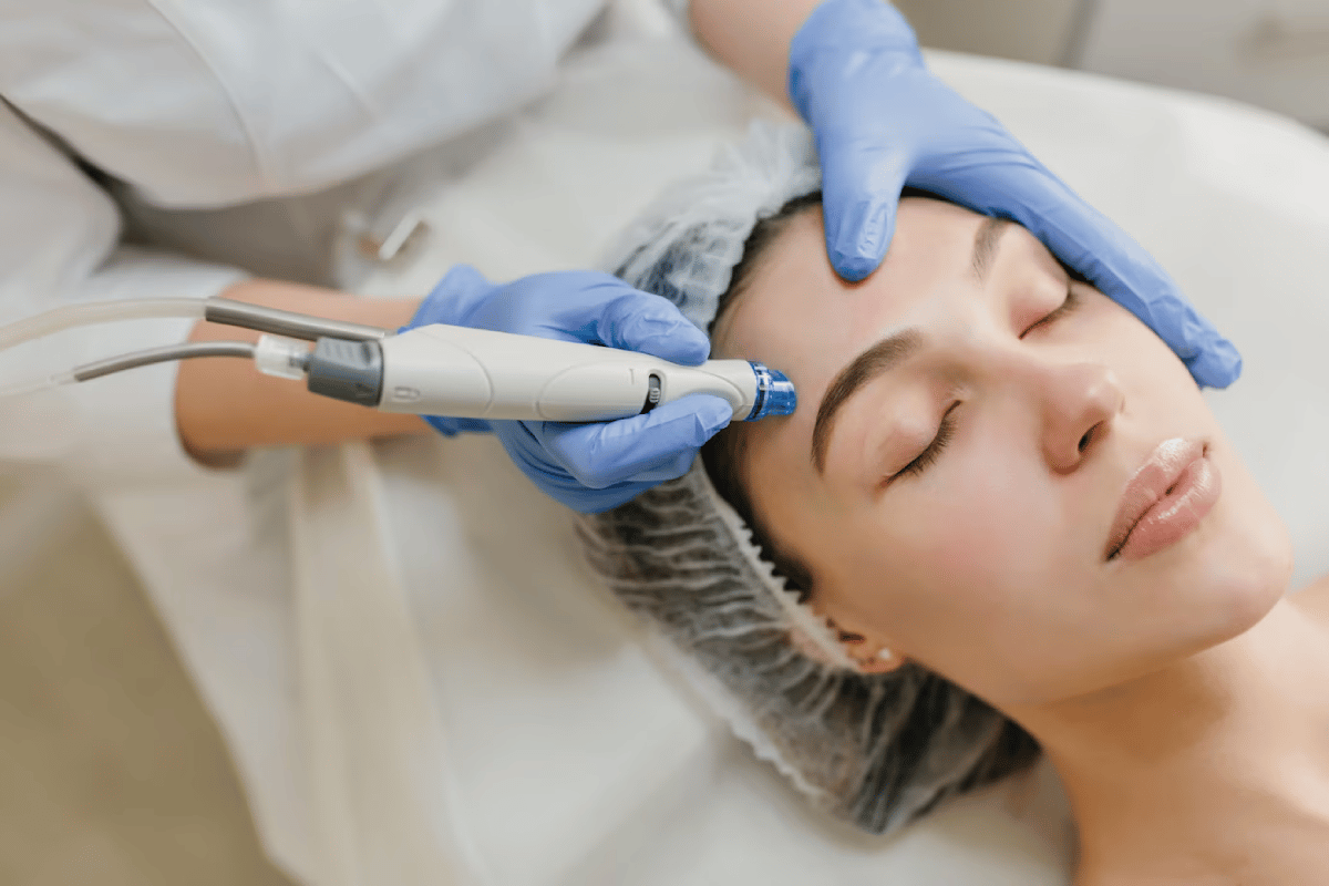 esteticista-fazendo-procedimento-no-rosto-de-cliente