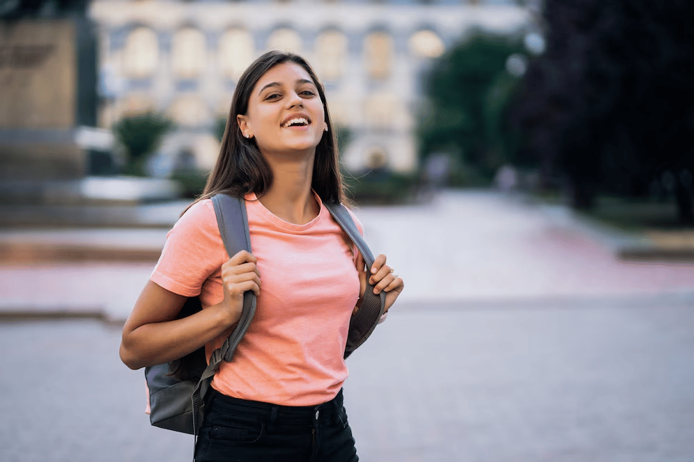 estudante-universitaria-indo-fazer-transferencia-interna