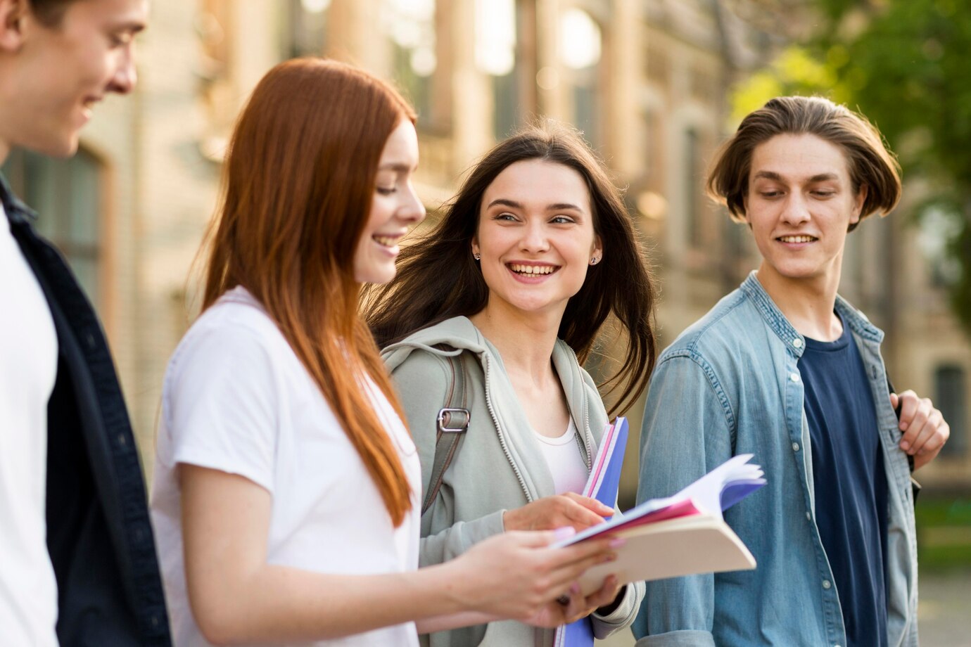 grupo-de-estudantes-felizes-em-se-reunir