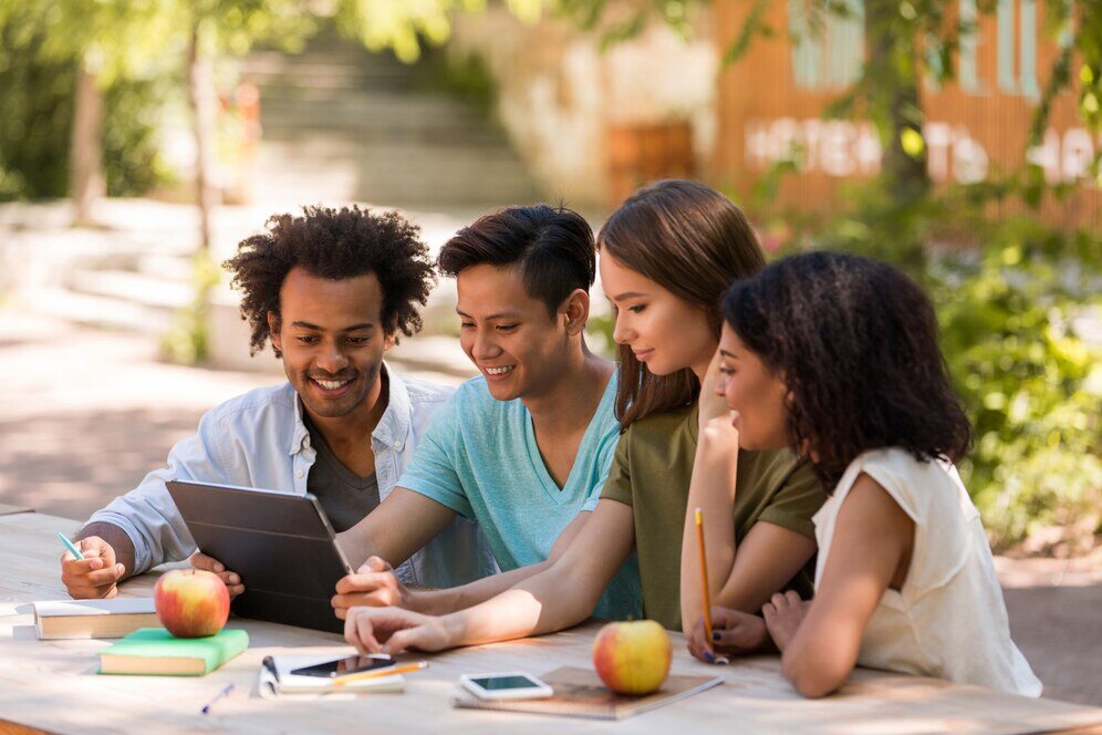 jovens-estudantes-ao-ar-livre
