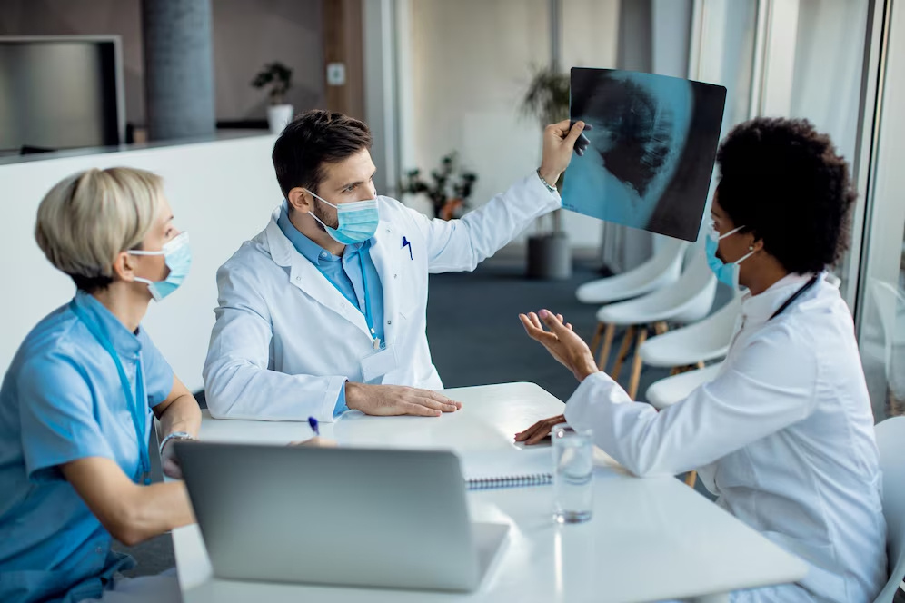 medicos-examinando-a-imagem-de-raio-x-na-clinica