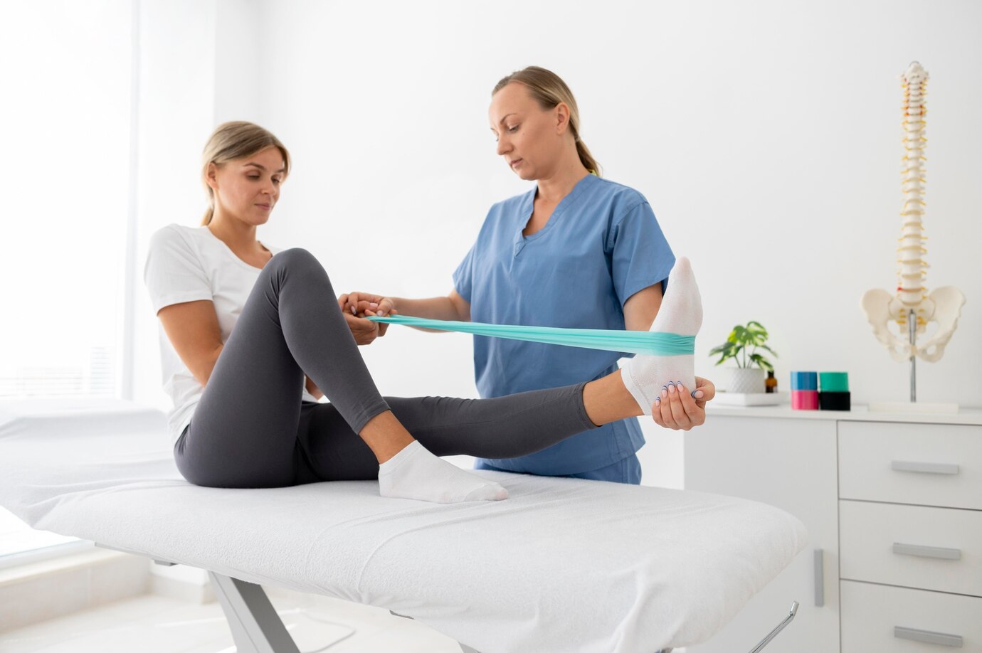 mulher-praticando-exercicio-em-sessao-de-fisioterapia