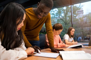 pessoas-estudando-juntas-para-o-vestibular-em-cursinho