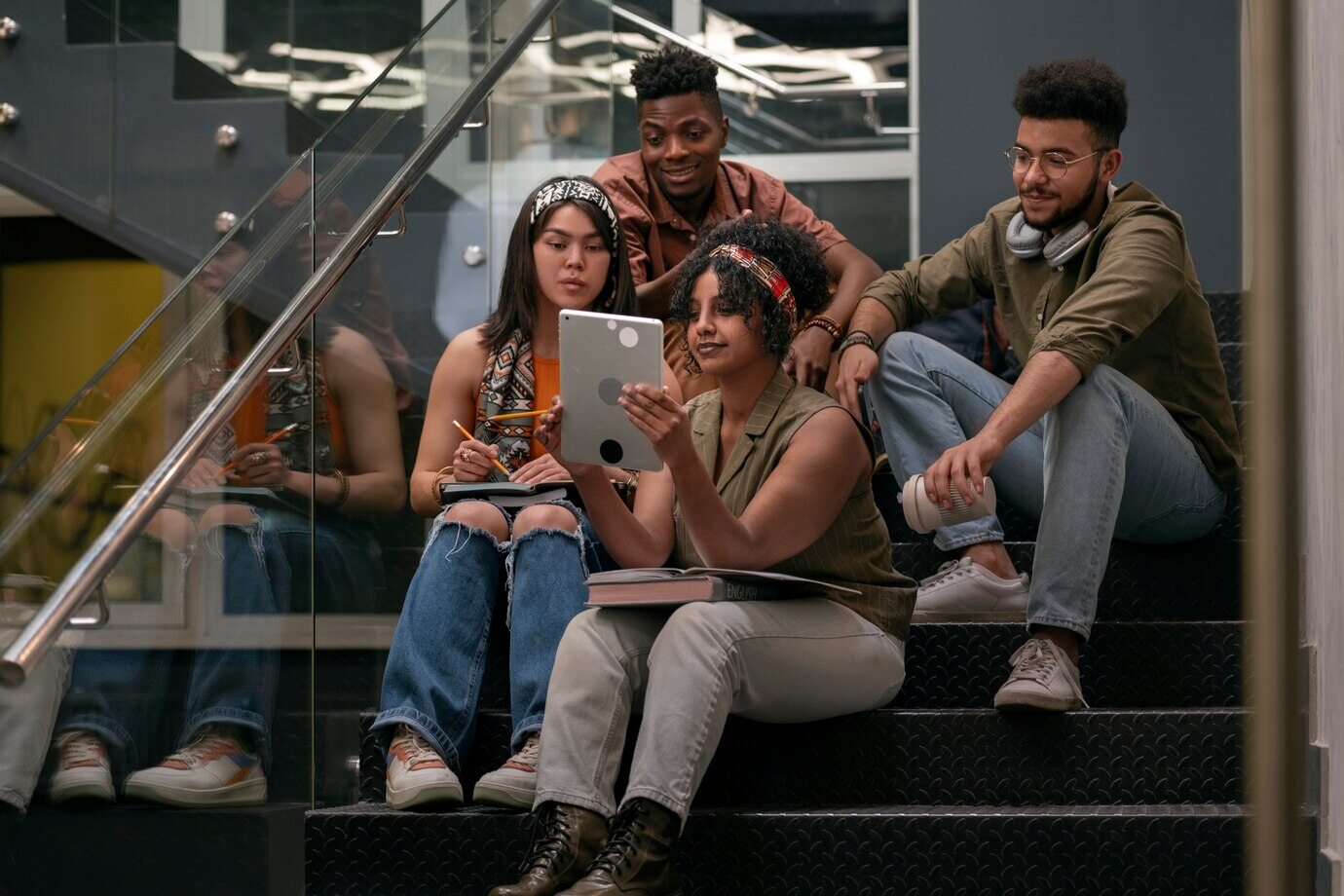 grupo-de-universitarios-interagindo