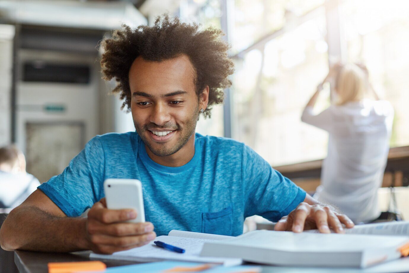 homem-estudando-pelo-celular