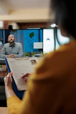 empresaria-fazendo-entrevista-de-emprego-com-curriculo-em-maos