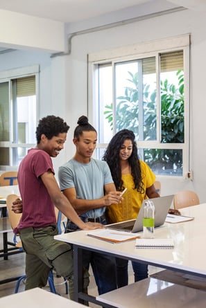 estudantes-universitarios-estudando-juntos-para-enem