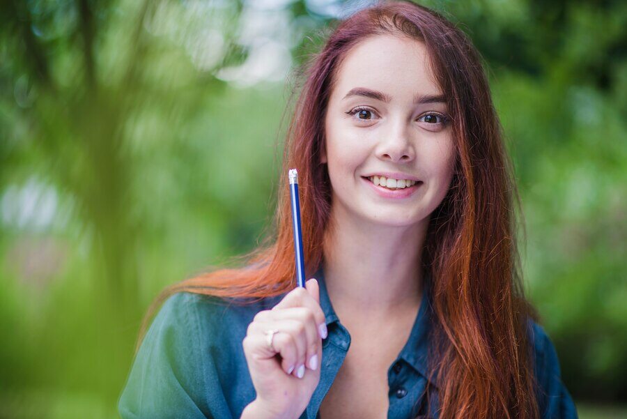 garota-estudante-segurando-lapis