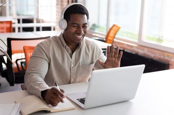 homem-estudando-ead-com-caderno-e-laptop