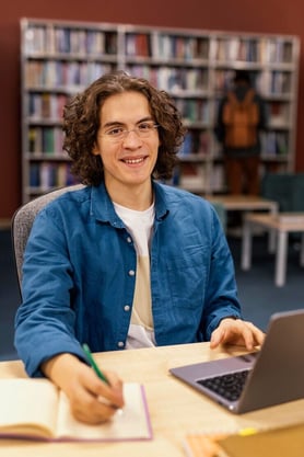 jovem-estudante-da-area-de-humanas-na-biblioteca-da-faculdade