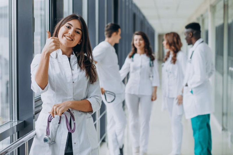 jovem-medica-com-enfermeiros-no-corredor-do-hospital