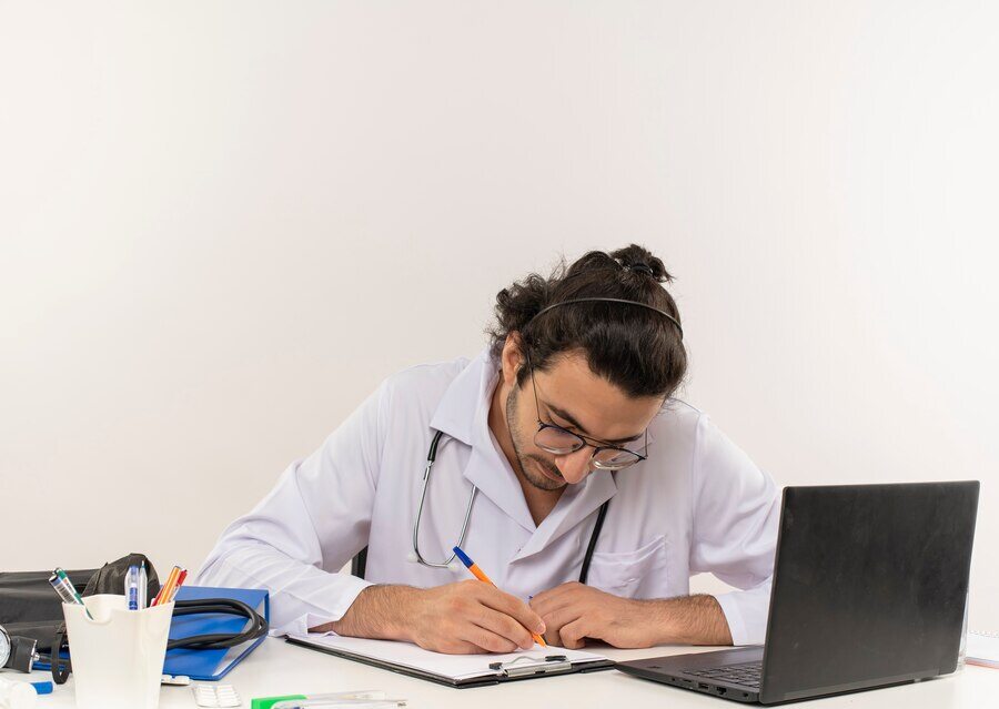 jovem-medico-estudando