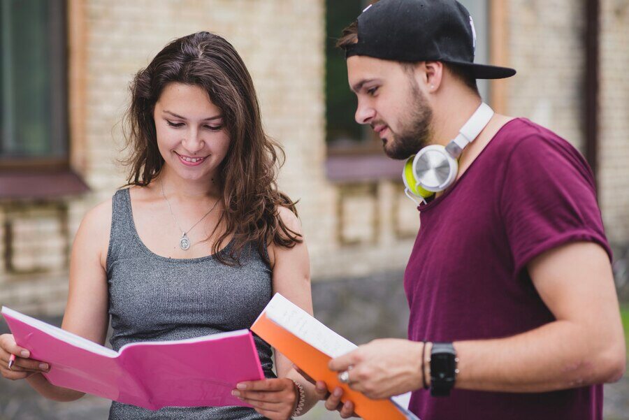 jovens-estudantes-a-ler-cadernos-na-faculdade
