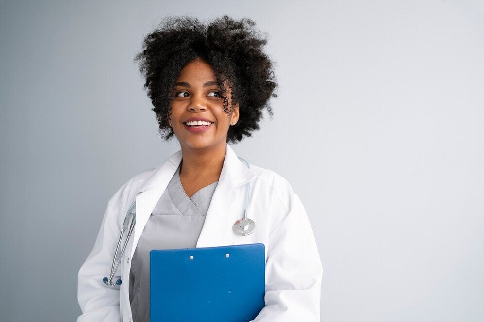 medico-sorridente-com-estetoscopio