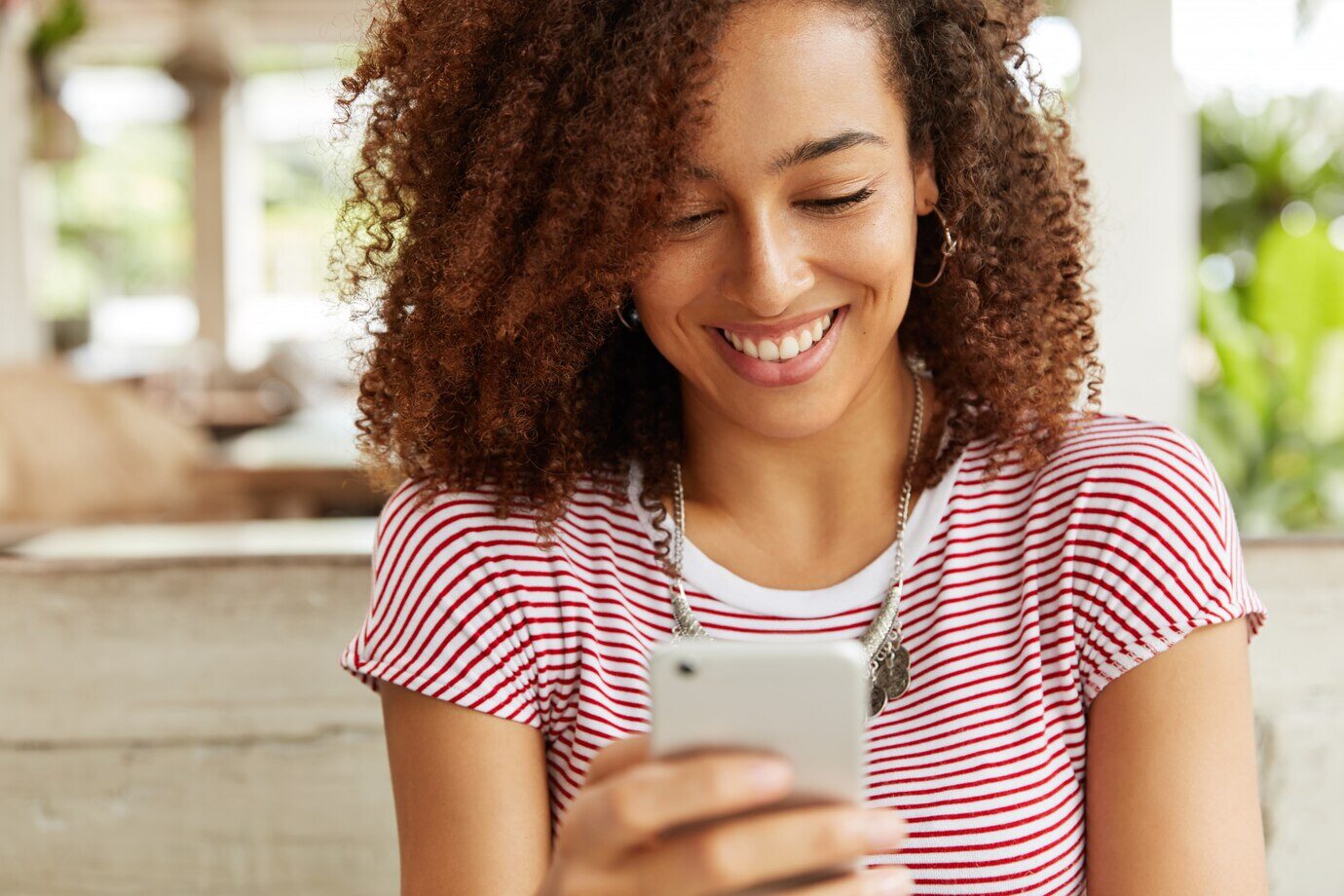 mulher-criando-curriculo-pelo-celular