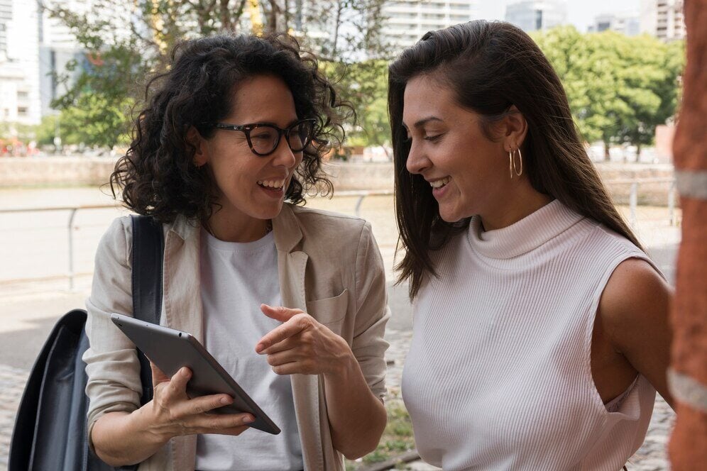 mulheres-alunas-de-pos-falando-sobre-o-curso