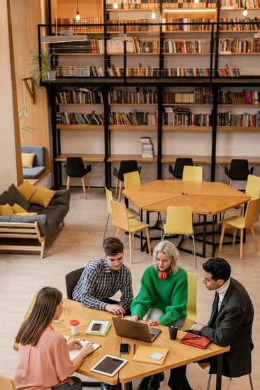 reuniao-de-estudantes-na-biblioteca-faculdade