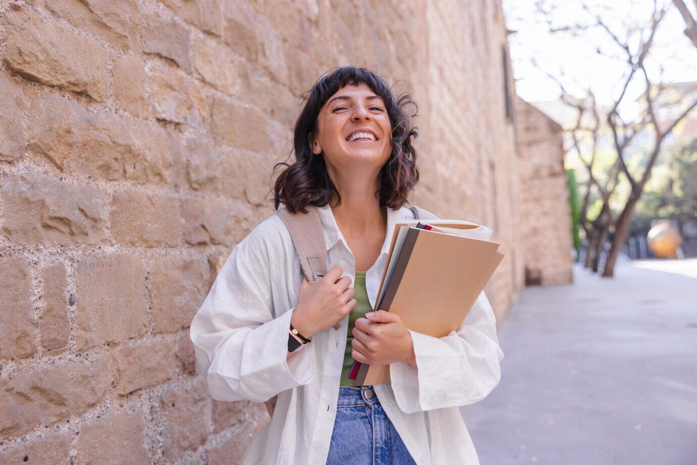 aluna-universitaria-sorrindo