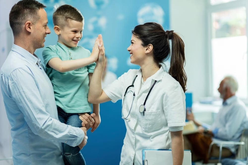 medica-feliz-dando-alta-a-um-garotinho-que-veio-com-o-pai-no-hospital