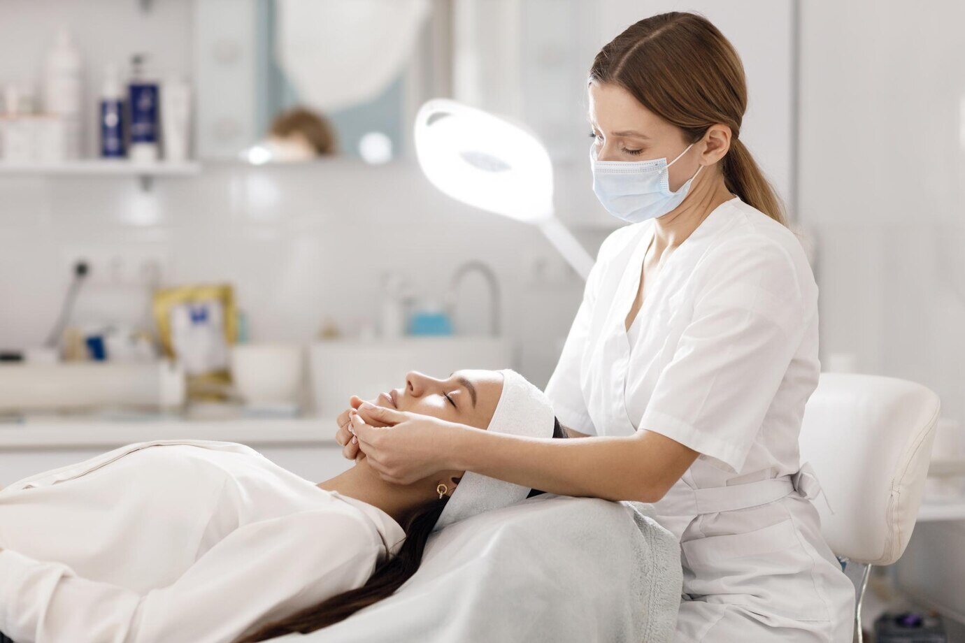medico-de-cosmetologia-e-paciente