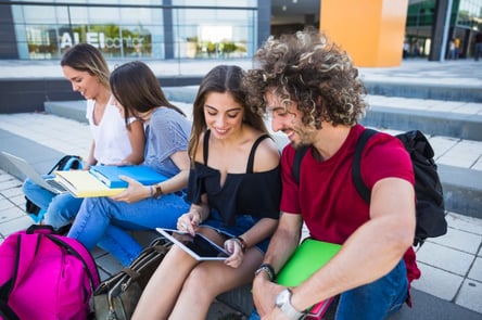 alunos-usando-tablet-na-feivest-perto-de-amigos