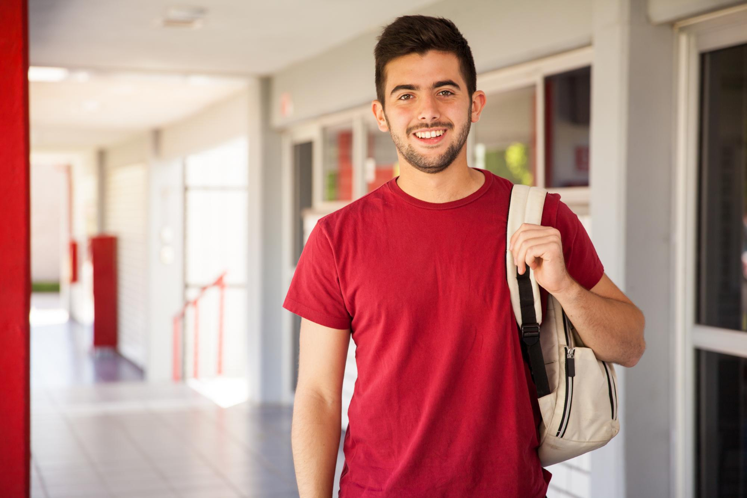 estudante-na-faculdade-escolhendo-disciplinas-optativas