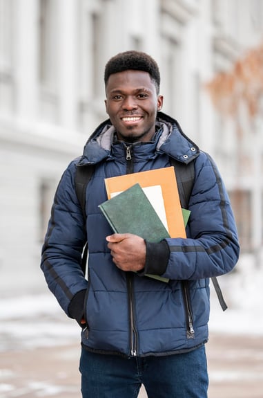 estudante-universitario-com-livros