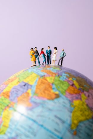 globo-terrestre-com-bonequinhos-em-intercambio