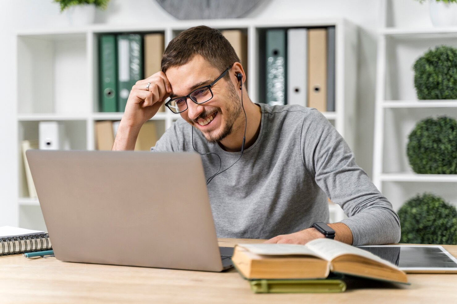jovem-estudando-com-seu-laptop