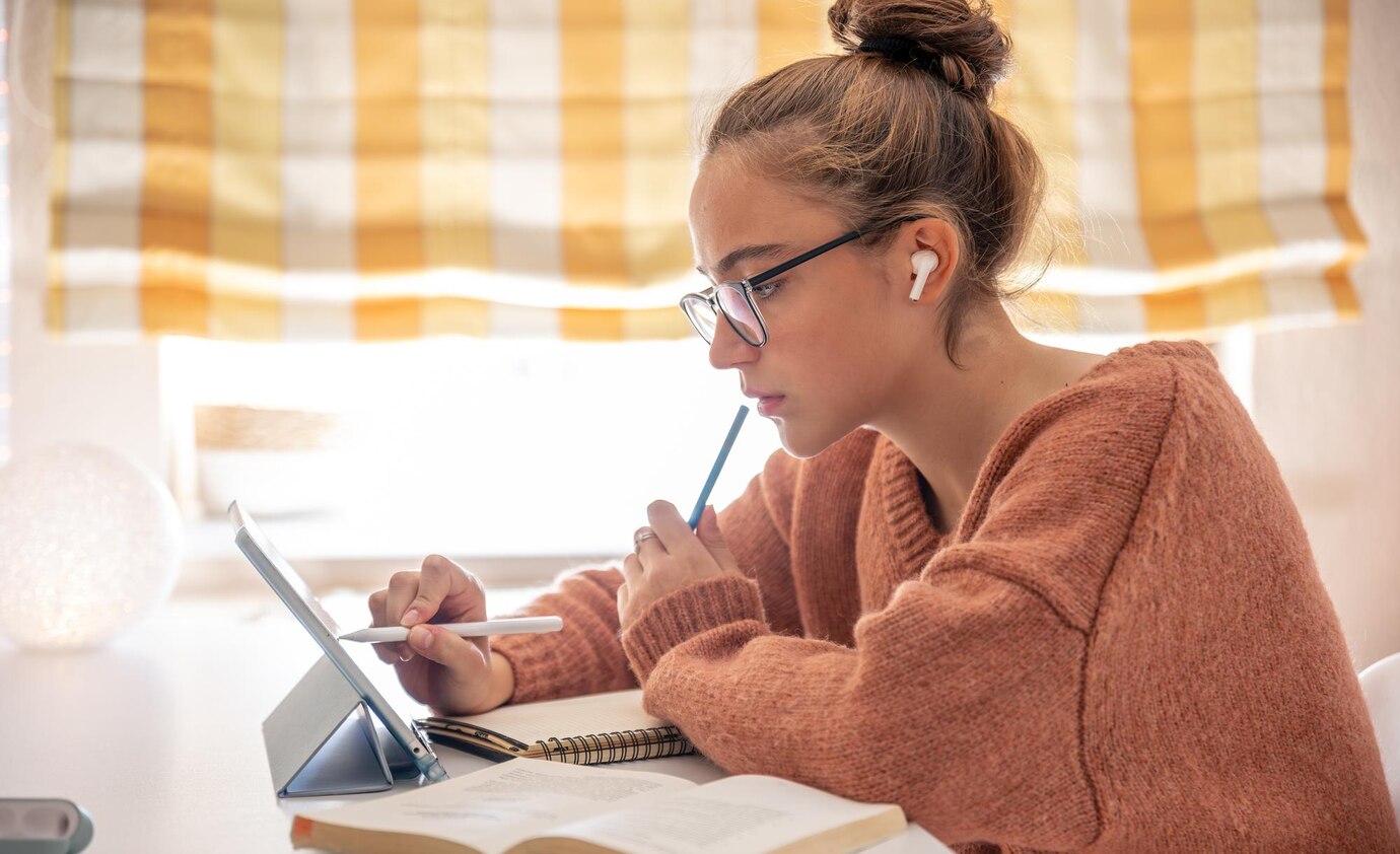 jovem-estudando-pelas-redes-sociais-em-tablet