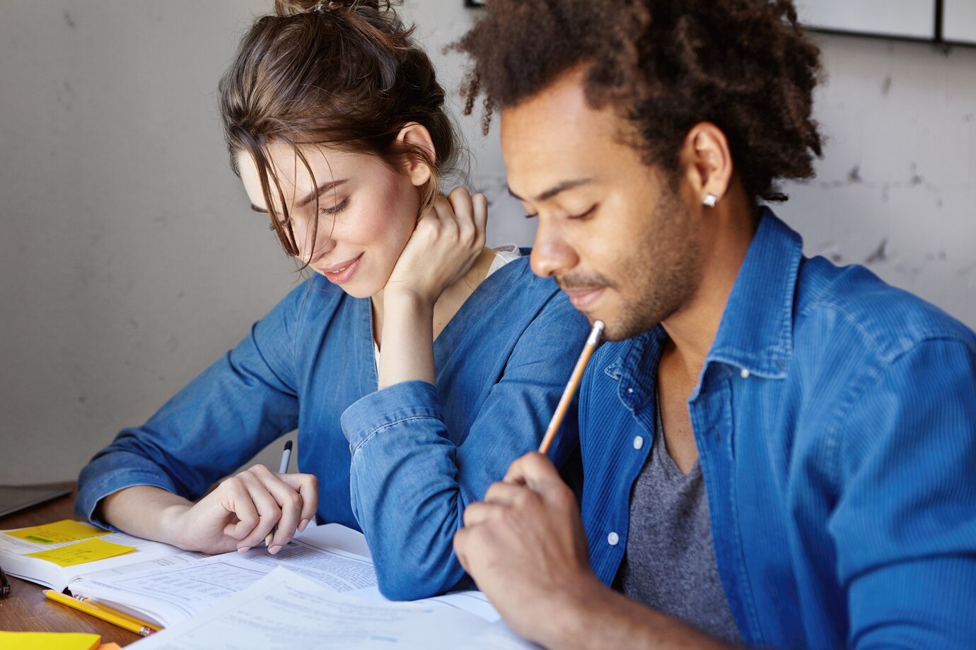 jovens-colegas-a-estudar-juntos-para-o-vestibular