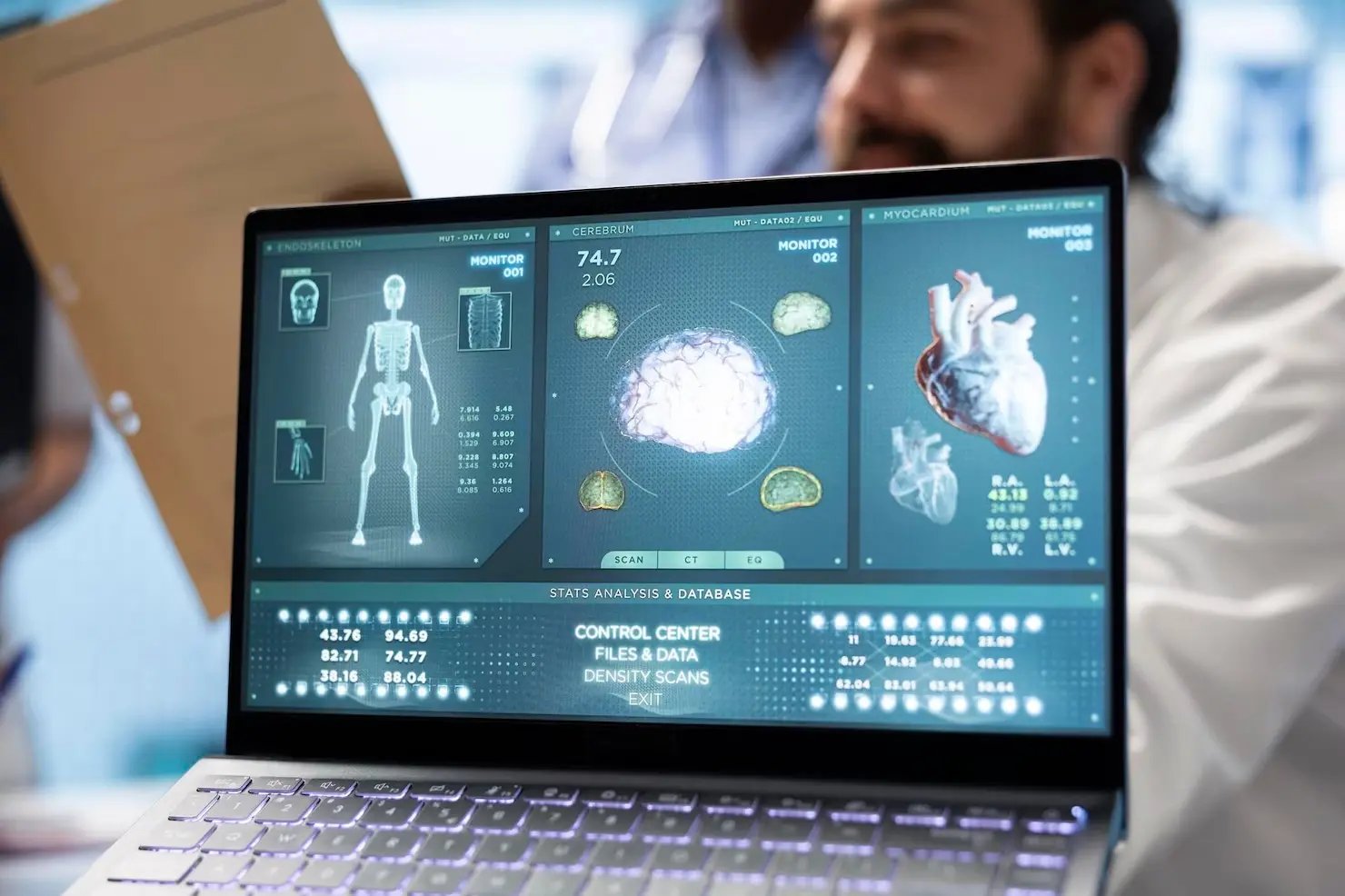 medicos-analisando-exames-de-imagem-com-ajuda-de-ia