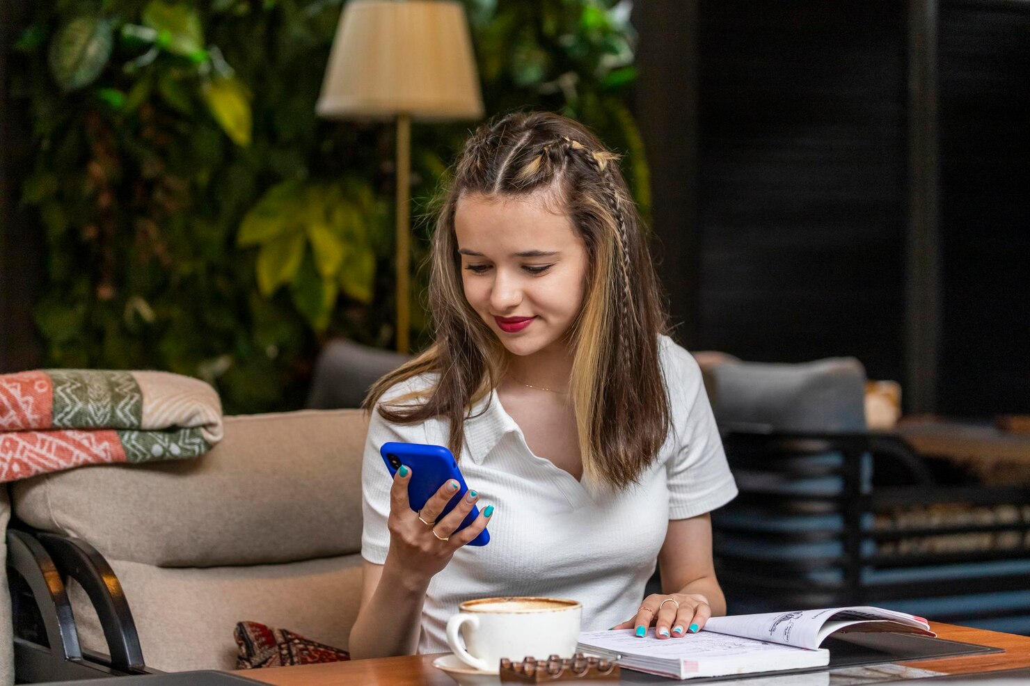 menina-estudando-no-celular