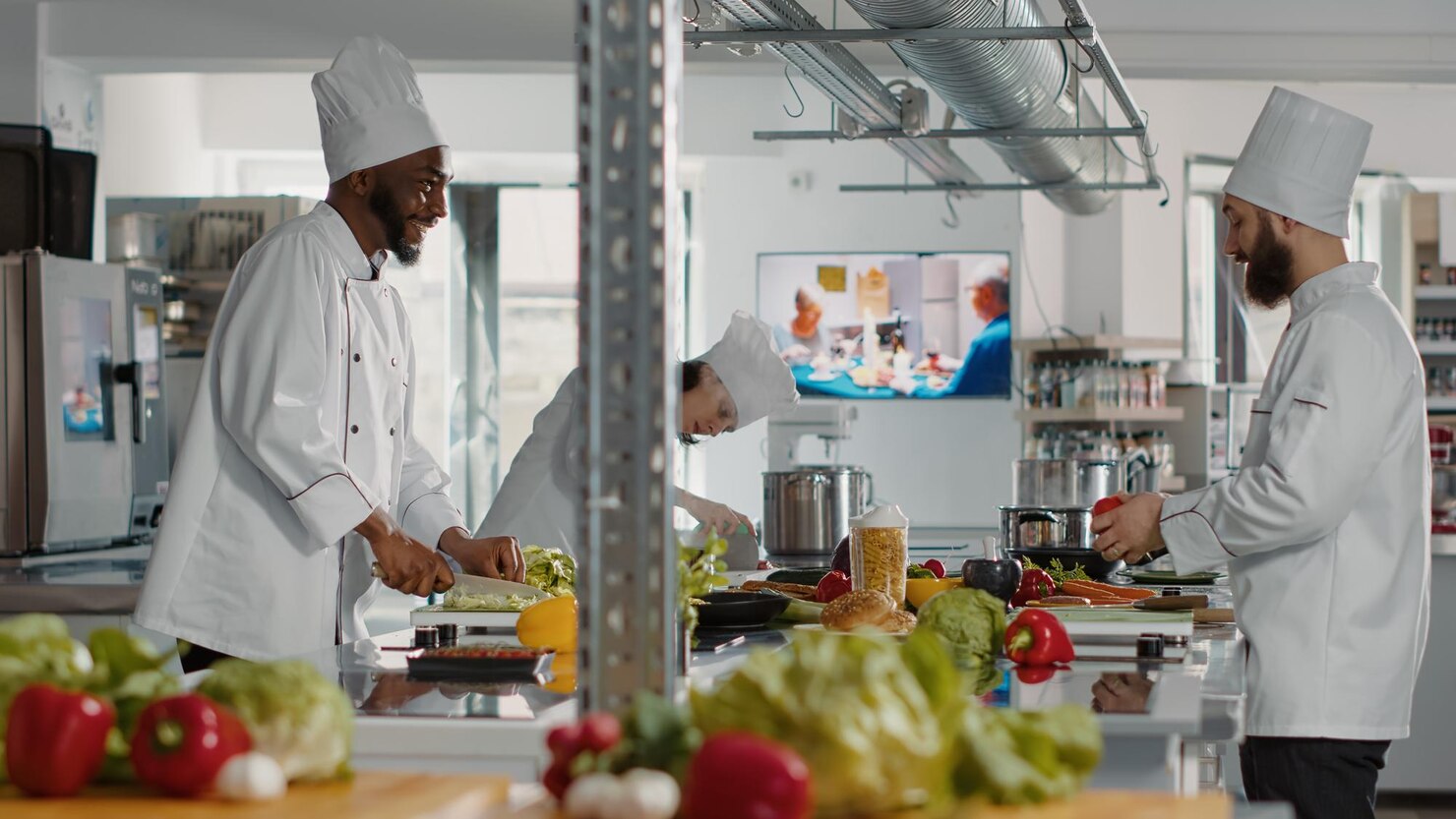 chefs-em-gastronomia-preparando-refeicao
